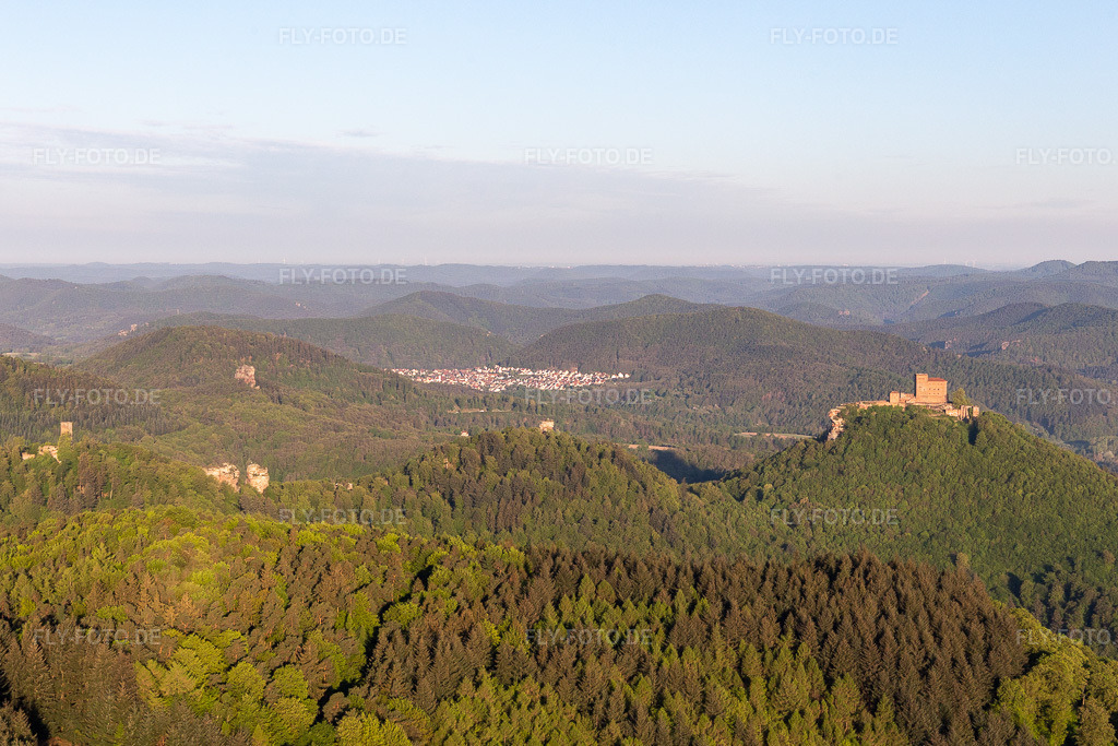 Luftbild: Burgen Trifels, Anebos und Scharfenberg im Ortsteil Bindersbach in Annweiler im Bundesland Rheinland-Pfalz in Deutschland. Foto: IMG_120577.jpg vom 26.04.2020 durch Werner Riehm/FLY-FOTO.de