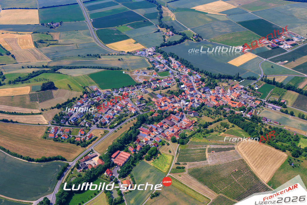 Die Luftaufnahme der Stadt Michelau im Steigerwald wurde 2017 vom Flugzeug heraus erstellt ( keine Drohne )- hohe Auflösung für beste Qualität