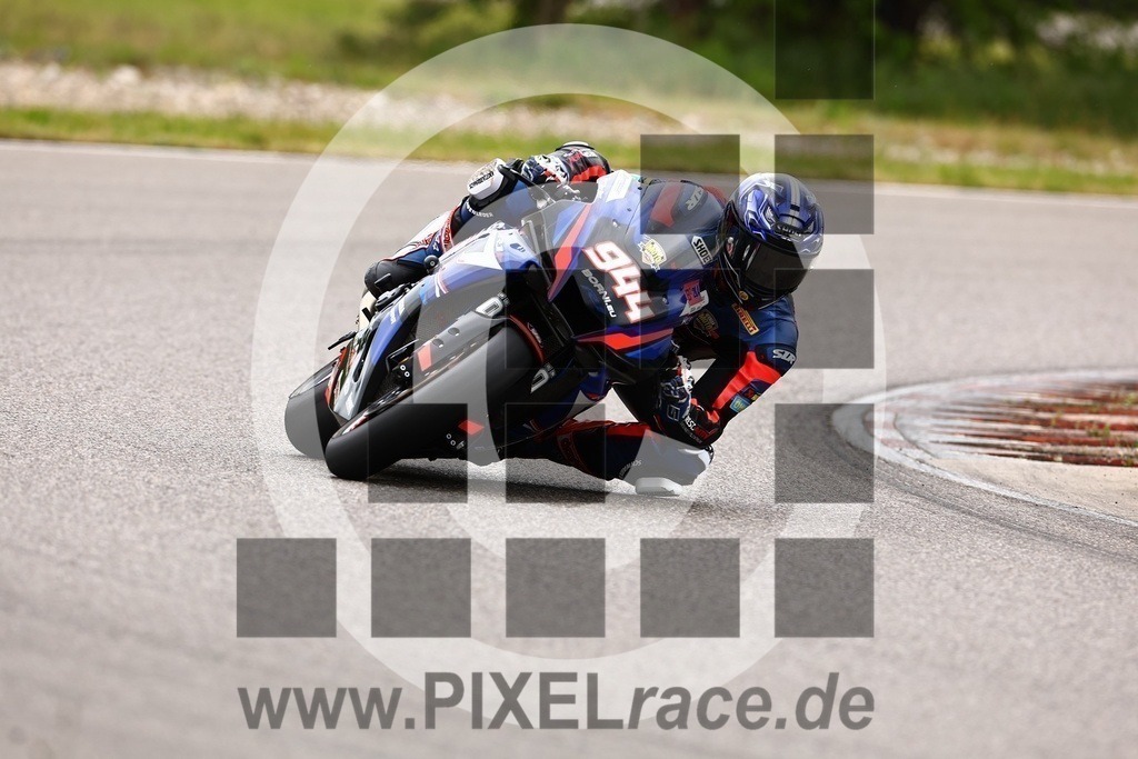 0944-20240428_01030 | Schöne Erinnerungen an spannende Momente - das festzuhalten ist unser Job. PIXELrace.de ist seit 2003 auf den Rennstrecken Europas unterwegs um die Action draußen beim Fahren und die wunderbare Stimmung imm Fahrerlager für euch einzufangen.
