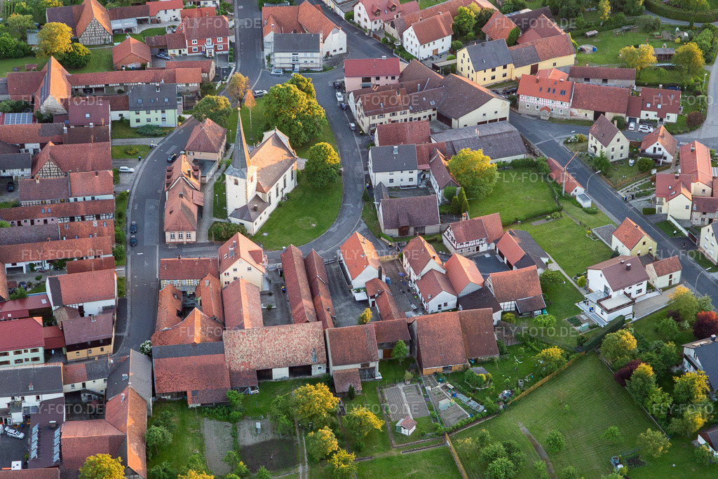 Luftbild: Kirchengebäude in Löffelsterzim Bundesland Bayern im Ortsteil Löffelsterz in Schonungen im Bundesland Bayern in Deutschland. Foto: IMG_100211.jpg vom 26.05.2017 durch Werner Riehm/FLY-FOTO.de