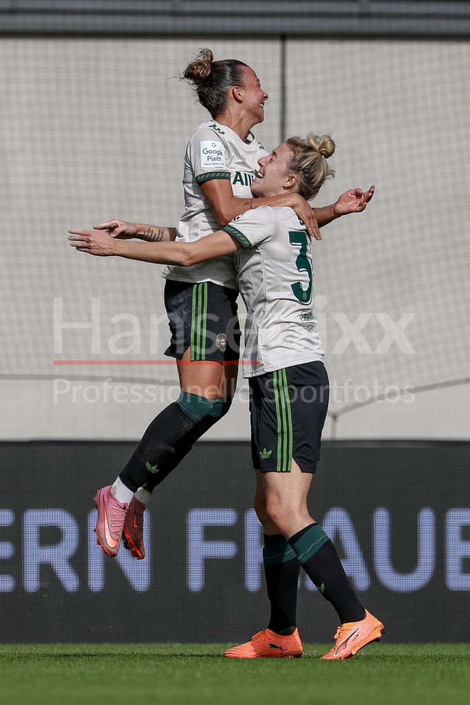 Fussball, Google Pixel Frauen-Bundesliga, FC Bayern München - SV Werder Bremen | v.li.: Torschützin Arianna Caruso (FC Bayern München, 27) und Carolin Simon (FC Bayern München, 30) mit Torjubel, Jubel, jubeln, jubelt, optimistisch, Spielszene, Highlight, Freude über das Tor zum 1:0, DIE DFB-RICHTLINIEN UNTERSAGEN JEGLICHE NUTZUNG VON FOTOS ALS SEQUENZBILDER UND/ODER VIDEOÄHNLICHE FOTOSTRECKEN. DFB REGULATIONS PROHIBIT ANY USE OF PHOTOGRAPHS AS IMAGE SEQUENCES AND/OR QUASI-VIDEO.