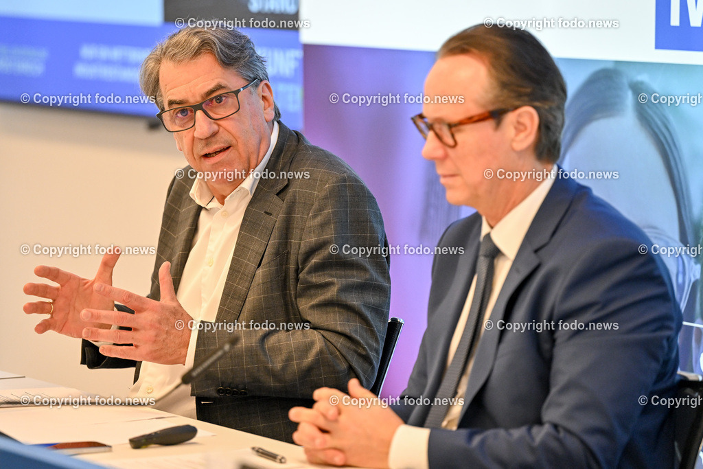 Pressegespraech Jahresauftakt 2024_ IV Ooe_ 19.01.2024-18 | 19.01.2024, Linz, AUT, Industriellenvereinigung Ooe, Jahresauftakt Pressegespraech 2024 - Reparaturanleitung fuer den Industriestandort Oberoesterreich im Bild Stefan Pierer (Praesident der Industriellenvereinigung Ooe)Joachim Haindl-Grutsch (Geschaeftsfuehrer der Industriellenvereinigung Ooe)