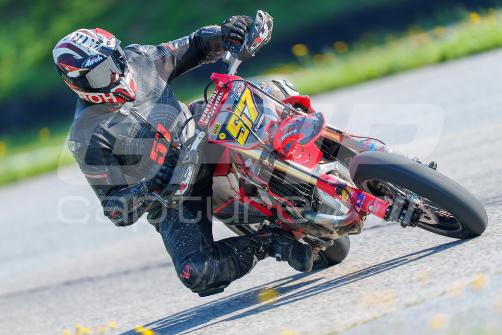 SuperMoto_Staatsmeisterschaft_Greinbach_041 | GRIPcapture steht für authentische Sportfotografie in Österreich – für Momente, die mehr sind als Geschwindigkeit oder Ergebnis. Es geht um Emotion, Spannung, Fokus und den Augenblick, der oft nur einen Wimpernschlag dauert.Ob Motorsport, Teamsport oder 