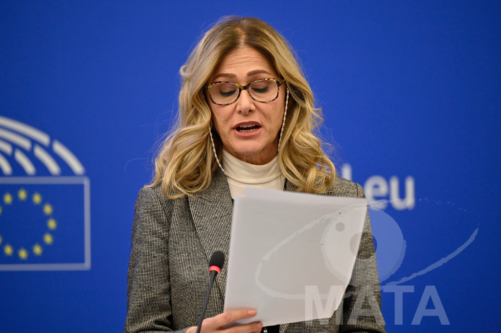 _DWI0085 | Politikerin Francesca Donato bei einer Pressekonferenz zum Thema 'Alarmierende Statistiken zu den Folgen des COVID-Lockdowns' im Europäischen Parlament. Straßburg, 18.01.2023 - Realisiert mit Pictrs.com