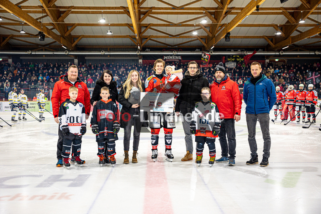 TSV Peißenberg MINERS gegen EHC Waldkraiburg DIE LÖWEN | Eishockey Bayernliga Herren Vorrunde 2024/25, TSV Peißenberg MINERS gegen EHC Waldkraiburg DIE LÖWEN, 20250124,Scheckübergabe an die Peißenberg MINERS e.V.,2025-01-24 in Peißenberg (Eisstadion Peißenberg)Wolfgang Raichhart, Lisa Steidl, Sidney Murphy, Ryan Murphy, Tobias Ende, Uli MachCopyright: WolfgangxLindner