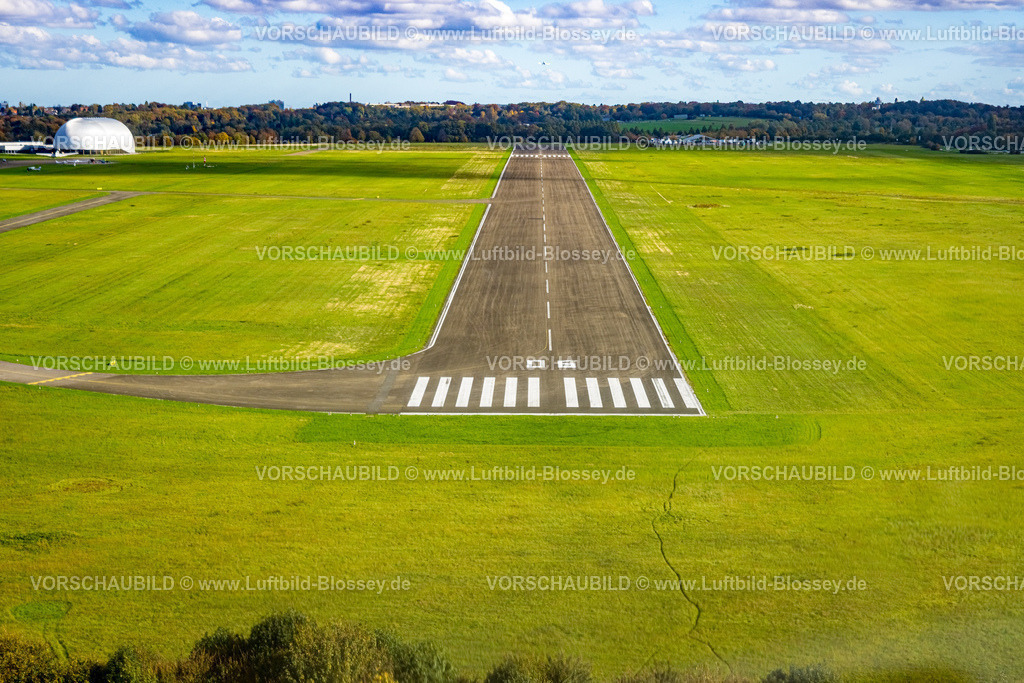 Essen251003544Mitte | Luftbild, Flugplatz Essen/Mülheim, Startbahn und Landebahn mit Zeppelinhalle Luftschiffhangar Mülheim, blauer Himmel mit Wolken, Holthausen - Südost, Mülheim an der Ruhr, Ruhrgebiet, Nordrhein-Westfalen, Deutschland