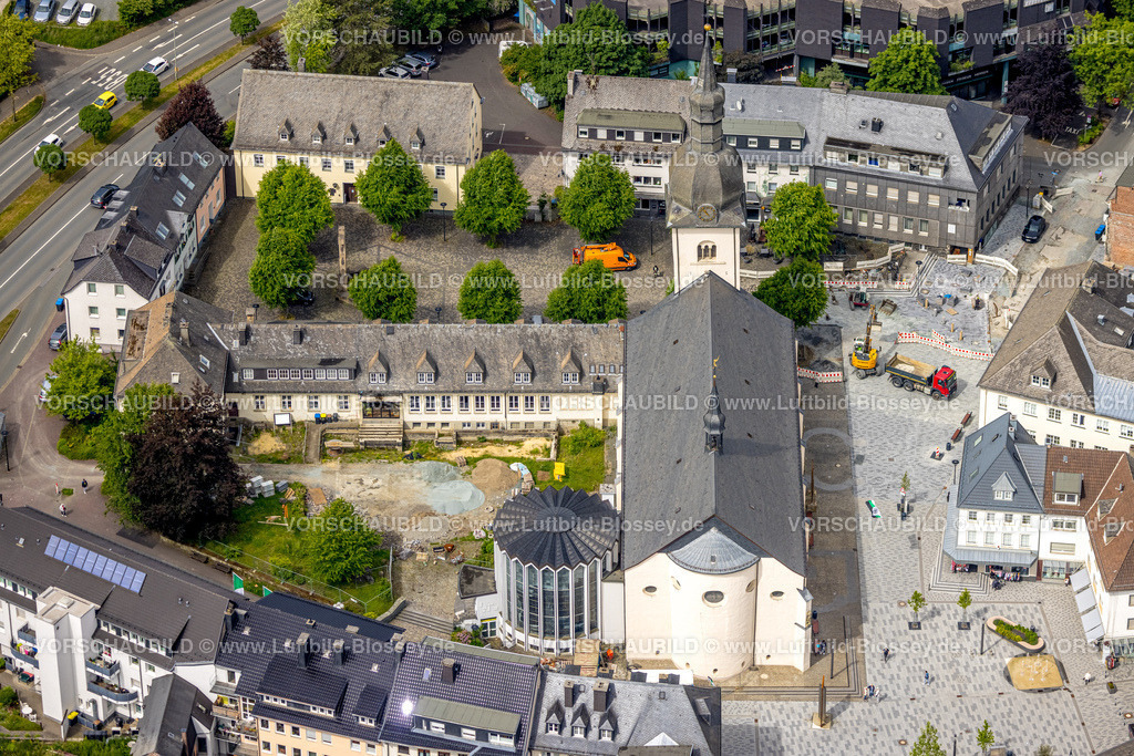 Meschede220600949 | Luftbild, Kath. Pfarrkirche St. Walburga und Sanierung Jugendheim St. Walburga, Stiftsplatz Umbau Baustelle, Meschede-Stadt, Meschede, Sauerland, Nordrhein-Westfalen, Deutschland