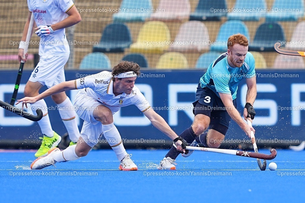 xydrx1408252005 | 14.08.2025, xydrx, Herren EuroHockey Championship 2025, Gruppe C, Belgien - England, Sparkassenpark Mönchengladbach: Guillaume Hellin (BEL #17) im Zweikampf gegen Jack Waller (Englische Feldhockey Nationalmannschaft #3)