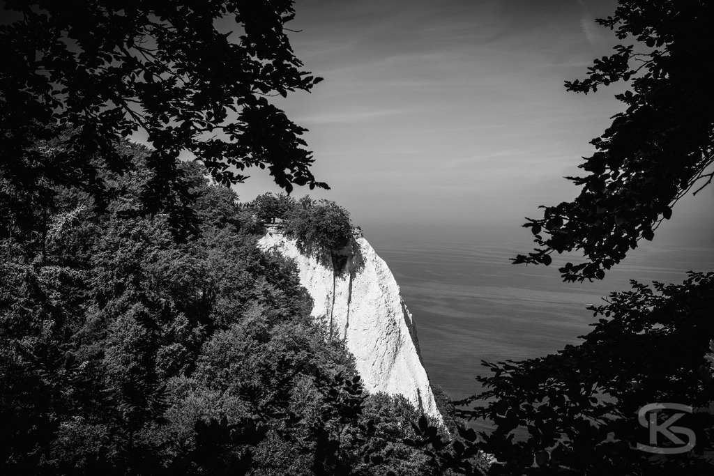 Kreidefelsen auf Rügen – Ausblick im Nationalpark Jasmund | Atemberaubender Ausblick auf die berühmten Kreidefelsen im Nationalpark Jasmund auf der Insel Rügen. Die weißen Steilküsten, umgeben von Buchenwald und der Ostsee, zählen zu den eindrucksvollsten Naturwundern Deutschlands. - Realisiert mit Pictrs.com