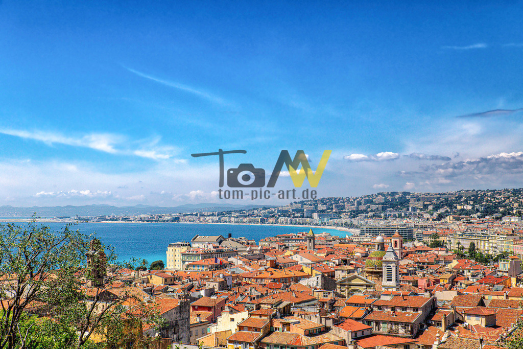 Über den Dächern von Nizza-Stadt an der Côte d’Azur-France | Nizza oder Nice ist eine wunderschöne Stadt an der Mittelmeerküste - oder auch an der Côte d’Azur. Das tolle türkis blaue Meer . - Realisiert mit Pictrs.com