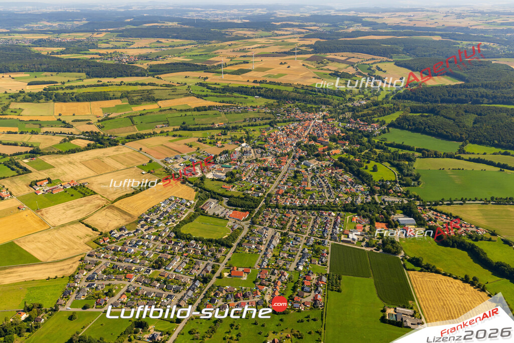 Neue Luftbildaufnahme der Stadt Willebadessen - Das Luftbild wurde 2025 vom UL-Flugzeug heraus erstellt ( keine Drohnenaufnahme ) - Hochauflösende Luftaufnahme - für Wandbilder und großformatige Ausdrucke geeignet. Das besondere Geschenk!Hier alle&nbsp;Infos zur Lizenzierung der LuftaufnahmeWir fliegen auch dieses Jahr wieder in Ihre Region um Luftbilder zu erstellen.- Luftbild anfragen