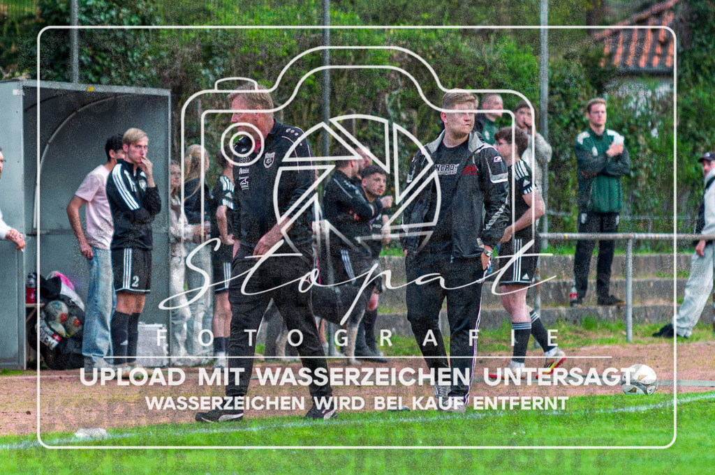 HMFGFS-1022 | Max Kroggel (Heidmark 3 - Trainer) beim Herren 3. Kreisklasse HK Spiel zwischen Heidmark III und FG Fulde-Stellichte im Heidmarkstadion, Bad Fallingbostel (Simon Paul Stopat) - Realisiert mit Pictrs.com