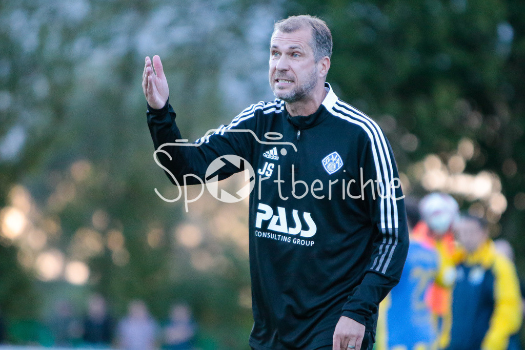 FC Pipinsried - SV Viktoria Aschaffenburg | Viktoria Trainer Jochen Seitz in Aktion / Freisteller / Einzelfoto