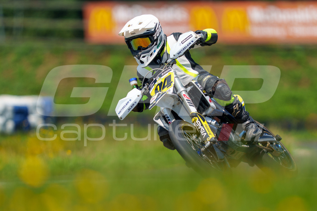 G-Cup + Supermoto Staatsmeisterschaft + Hungarian Supermoto Championship | GRIPcapture steht für authentische Sportfotografie in Österreich – für Momente, die mehr sind als Geschwindigkeit oder Ergebnis. Es geht um Emotion, Spannung, Fokus und den Augenblick, der oft nur einen Wimpernschlag dauert.Ob Motorsport, Teamsport oder 