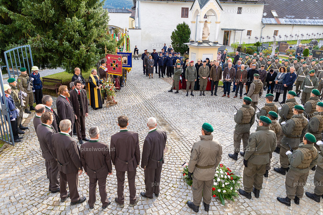Kranzniederlegung am Karner bei der Stadtpfarrkirche "Maria in Dorn" | Bildershop von pixelworld.at - Realisiert mit Pictrs.com