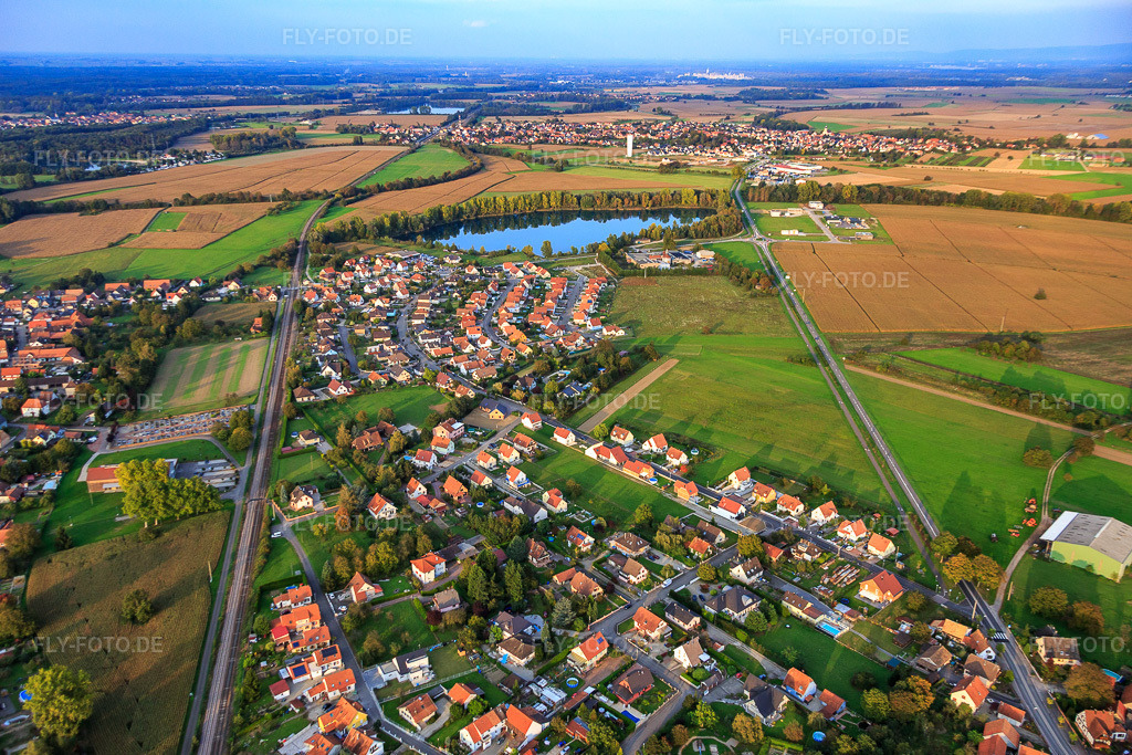 Luftbild: Rue de la Gare von Südwesten in Rountzenheim im Bundesland Bas-Rhin in Frankreich. – Foto: IMG_074336.jpg vom 04.10.2014 durch Werner Riehm/FLY-FOTO.de – Auflösung des Originals: 5472 x 3648 px