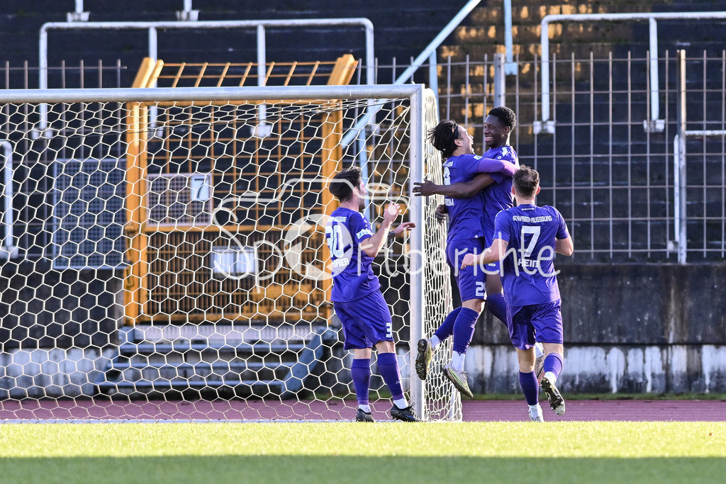 TSV Schwaben Augsburg - FC Bayern Amateure | AUGSBURG, GERMANY - 29. NOVEMBER: Jubel nach dem Treffer zum 2-0 durch Achitpol KEEREEROM (TSV Schwaben Augsburg 29) / Tor / Torschuetze / Freude / Happy beim Ligaspiel zwischen dem TSV Schwaben Augsburg und den Amateuren des FC Bayern am 20. Spieltag der Regionalliga Bayern im Rosenaustadion