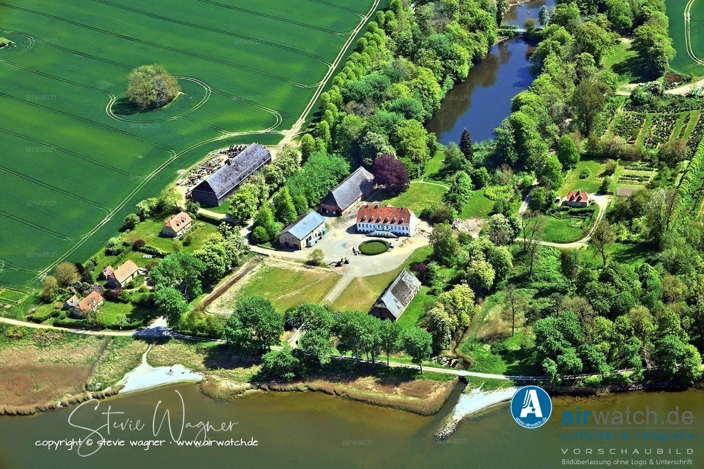 Luftbild Ostseefjord Schlei, Gemeinde Thumby, Gut Bienebek | Gut Bienebek wurde erstmals 1507 urkundlich erwähnt und gehörte lange zum Gutsbezirk des Ortes Sieseby. Der Hamburger Kaufmann Gustav Anton Schäffer war der Vorbesitzer von Gut und Dorf, der ab 1839 für seine Gutsarbeiter neue Häuser bauen ließ, die heute noch die Initialen GAS tragen.