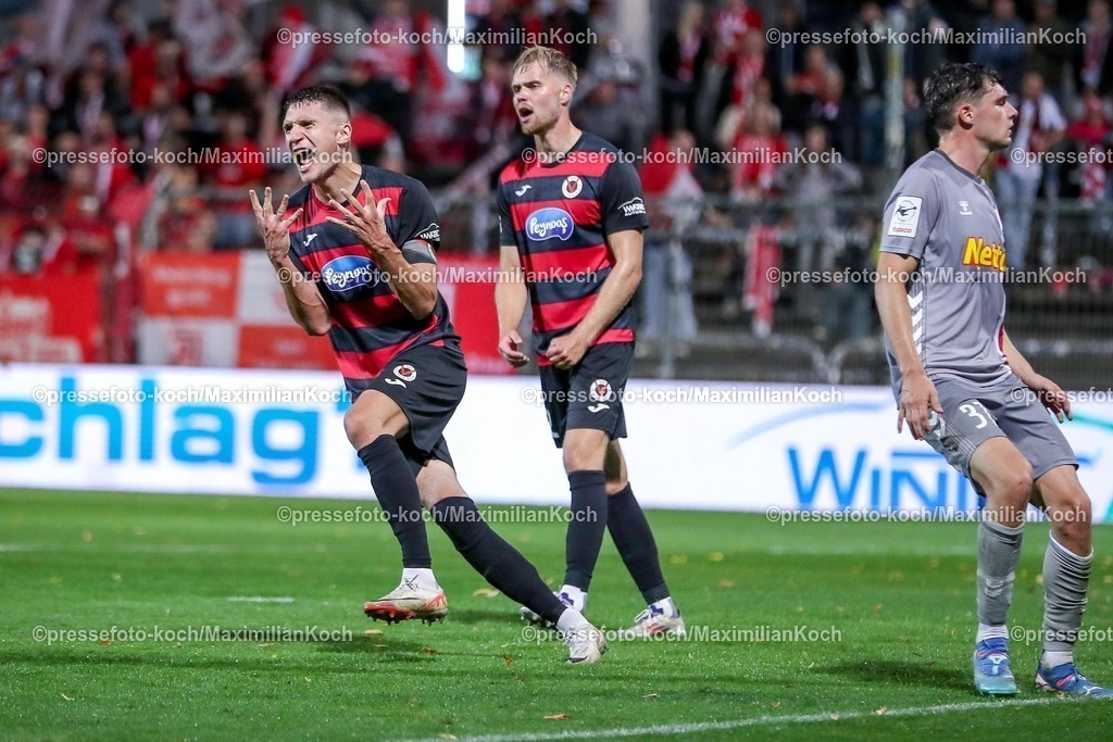 FCVK29082501114 | 29.08.2025, Fußball, FC Viktoria Köln – SSV Jahn Regensburg, 3.Liga, Sportpark Höhenberg, Saison 2025 2026: Strafraumaktion Kopfball Christoph Greger&nbsp;(Viktoria Koeln #15) gestikulierend enttäuscht nach der vergebenen Chance DFB regulations prohibit any use of photographs as image sequences and or quasi-video.