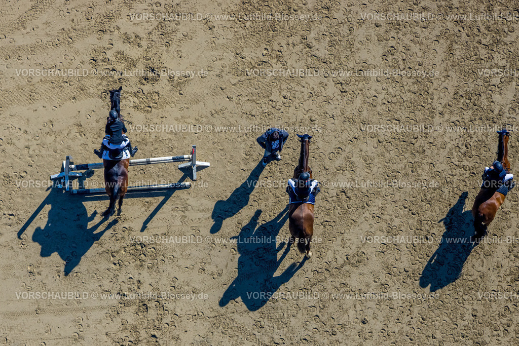 Kamen230406081 | Luftbild, Reitverein Kamen, Reitschule Astrid Kley, Springreiten, Hindernis Parcours, Schattenwurf, Kamen, Ruhrgebiet, Nordrhein-Westfalen, Deutschland