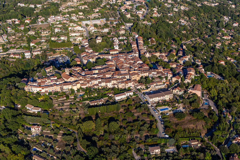 Luftbild: Ortsansicht in Montauroux im Bundesland Var in Frankreich. Foto: IMG_129479.jpg vom 18.09.2021 durch Werner Riehm/FLY-FOTO.de