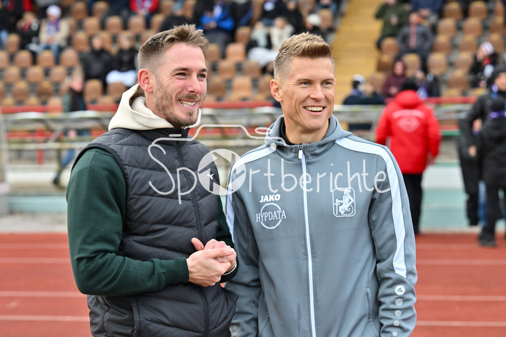 TSV Schwaben Augsburg - FC Augsburg II | Im Bild FC Augsburg II Trainer Tobias STROBL und TSV Schwaben Trainer Matthias OSTRZOLEK in Aktion / Regionalliga Bayern: TSV Schwaben Augsburg - FC Augsburg II, Rosenaustadion am 23.11.2024