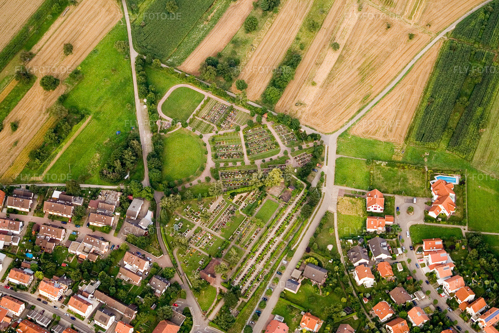Luftbild: Langensteinbach, Friedhof im Ortsteil Langensteinbach in Karlsbad im Bundesland Baden-Württemberg in Deutschland. Foto: IMG_12457.jpg vom 05.08.2008 durch Werner Riehm/FLY-FOTO.de