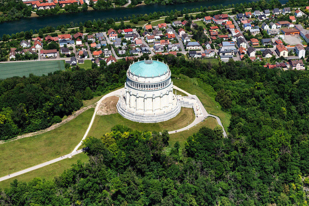 dr__0054134.jpg | KELHEIM 12.06.2020 Restaurations- und Fassadenarbeiten an der Sehenswürdigkeit und Tourismus- Attraktion des Geschichts- Denkmal " Befreiungshalle Kelheim " der Bayerische Verwaltung der staatlichen Schlösser, Gärten und Seen im Ortsteil Hohenpfahl in Kelheim im Bundesland Bayern, Deutschland. Weiterführende Informationen bei: Bayerische Verwaltung der staatlichen Schlösser, Gärten und Seen. // Tourist attraction of the historic monument " Befreiungshalle Kelheim " in the district Hohenpfahl in Kelheim in the state Bavaria, Germany. Further information at: Bayerische Verwaltung der staatlichen Schloesser, Gaerten und Seen. Foto: Daniel Reiter