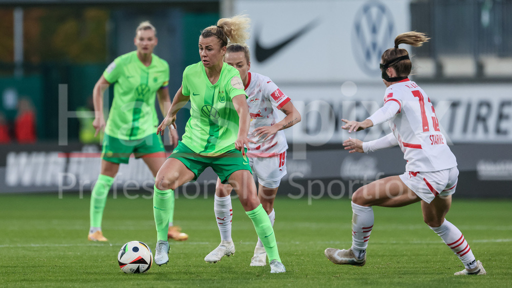 Fussball, Google Pixel Frauen-Bundesliga, VfL Wolfsburg - RB Leipzig | v.li.: Lena Lattwein (VfL Wolfsburg, 8) am Ball, Einzelbild, Ganzkörper, Aktion, Action, Spielszene, DIE DFB-RICHTLINIEN UNTERSAGEN JEGLICHE NUTZUNG VON FOTOS ALS SEQUENZBILDER UND/ODER VIDEOÄHNLICHE FOTOSTRECKEN. DFB REGULATIONS PROHIBIT ANY USE OF PHOTOGRAPHS AS IMAGE SEQUENCES AND/OR QUASI-VIDEO.
