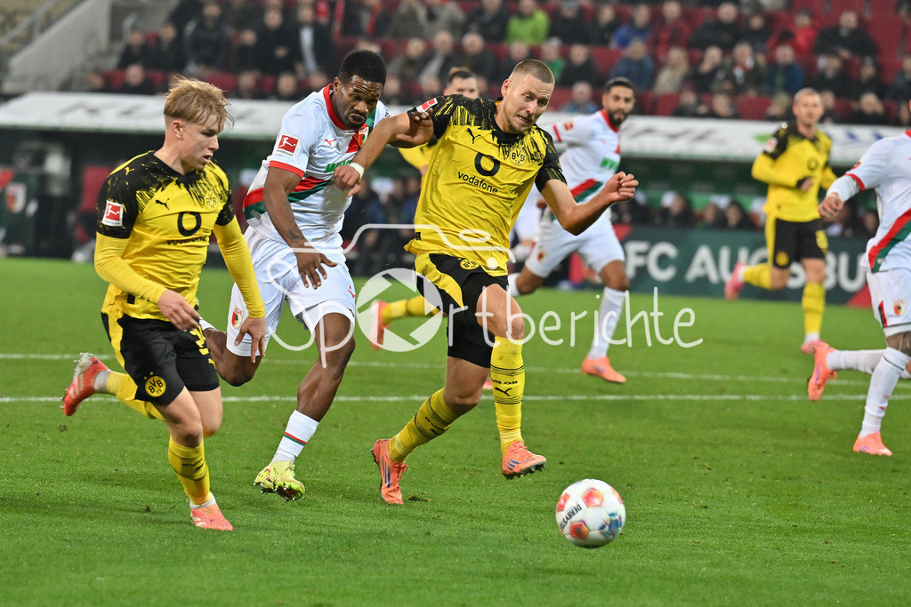 FC Augsburg - Borussia Dortmund | AUGSBURG, GERMANY - Daniel SVENSSON (Borussia Dortmund) against Samuel Emmanuel ESSENDE MBONGU (FC Augsburg 9) against Waldemar ANTON (Borussia Dortmund 3) during the bundesliga match between FC Augsburg vs. Borussia Dortmund on matchday 9 at WWK Arena on October 31, 2025 in Augsburg, Germany / DFL REGULATIONS PROHIBIT ANY USE OF PHOTOGRAPHS AS IMAGE SEQUENCES AND/OR QUASI-VIDEO