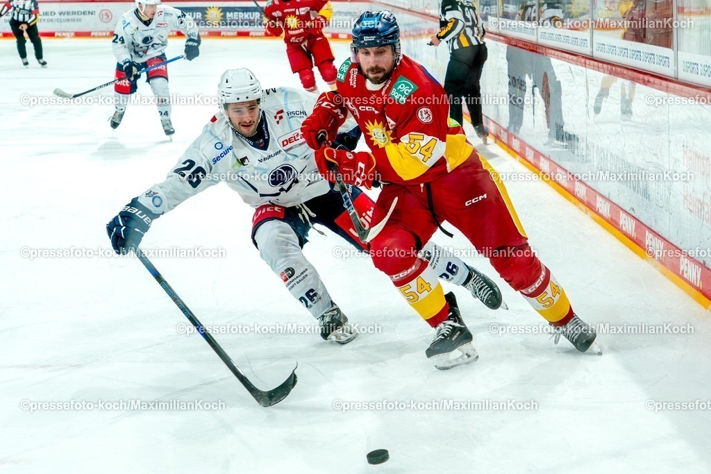 xKKUx26102501046 | 26.10.2025, xydrx, Eishockey, DEL2, Düsseldorfer EG - Blue Devils Weiden, PSD Bank Dome Düsseldorf:  Daniel Schwaiger (Weiden #26)  im Zweikampf gegen Eric Brown (DEG #54) 