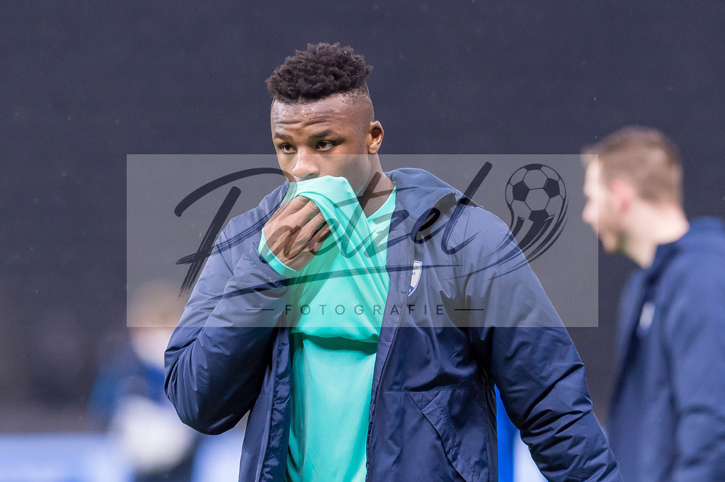 HERBOC20220204_077 | Fussball, Herren: Armel Bella Kotchap (VfL Bochum) enttaeuscht bei dem Spiel der 1. Bundesliga zwischen Hertha BSC und VfL Bochum im Olypiastadion am 04.02.2022 in Berlin, Deutschland.DFB / DFL REGULATIONS PROHIBIT ANY USE OF PHOTOGRAPHS AS IMAGE SEQUENCES AND/OR QUASI-VIDEO. - Realisiert mit Pictrs.com