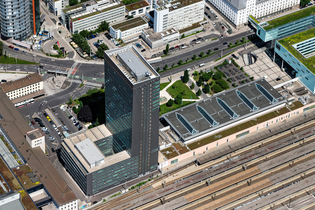 dr__0092246.jpg | LINZ 14.06.2022 Verwaltungsgebäude der staatlichen Behörde Finanzamt Österreich-Dienststelle Linz am Bahnhofplatz in Linz in Oberösterreich, Österreich. 