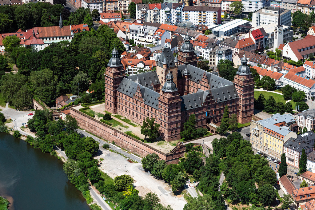 dr__0067471.jpg | ASCHAFFENBURG 17.06.2021 Gebäude und der Schloßpark- Anlagen des Wasserschloß Johannisburg in Aschaffenburg im Bundesland Bayern. // Building and castle park systems of water castle Johannisburg in Aschaffenburg in the state Bavaria. Foto: Daniel Reiter