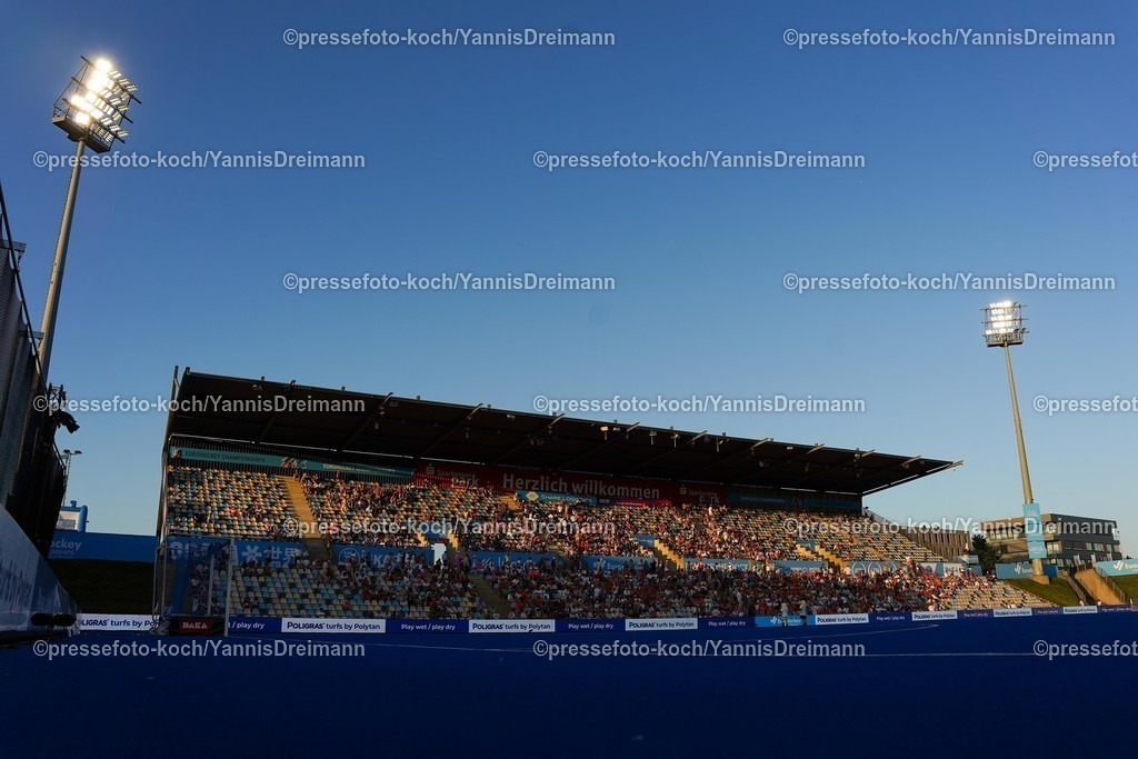 xydrx11082503062 | 11.08.2025, xydrx, Frauen EuroHockey Championship 2025, Gruppenphase, Gruppe A, Deutschland - Niederlande, Sparkassenpark Mönchengladbach: Tribüne im Sonnenuntergang, feature,