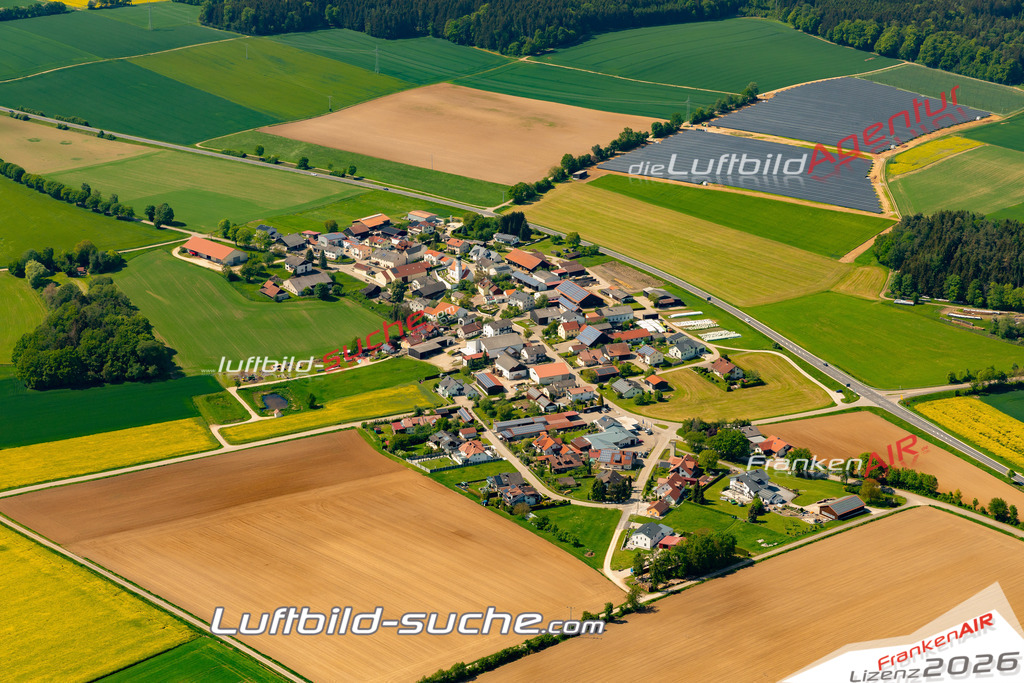 Das Luftbild zeigt : Winden Altmannstein - Die Luftaufnahme wurde 2024 vom UL-Flugzeug aus erstellt ( keine Drohne ) - Hochauflösende Luftaufnahme - Für grossformatige Ausdrucke geeignet. Die Geschenkidee !Mit Lizenz und Bildrechte bestellbar