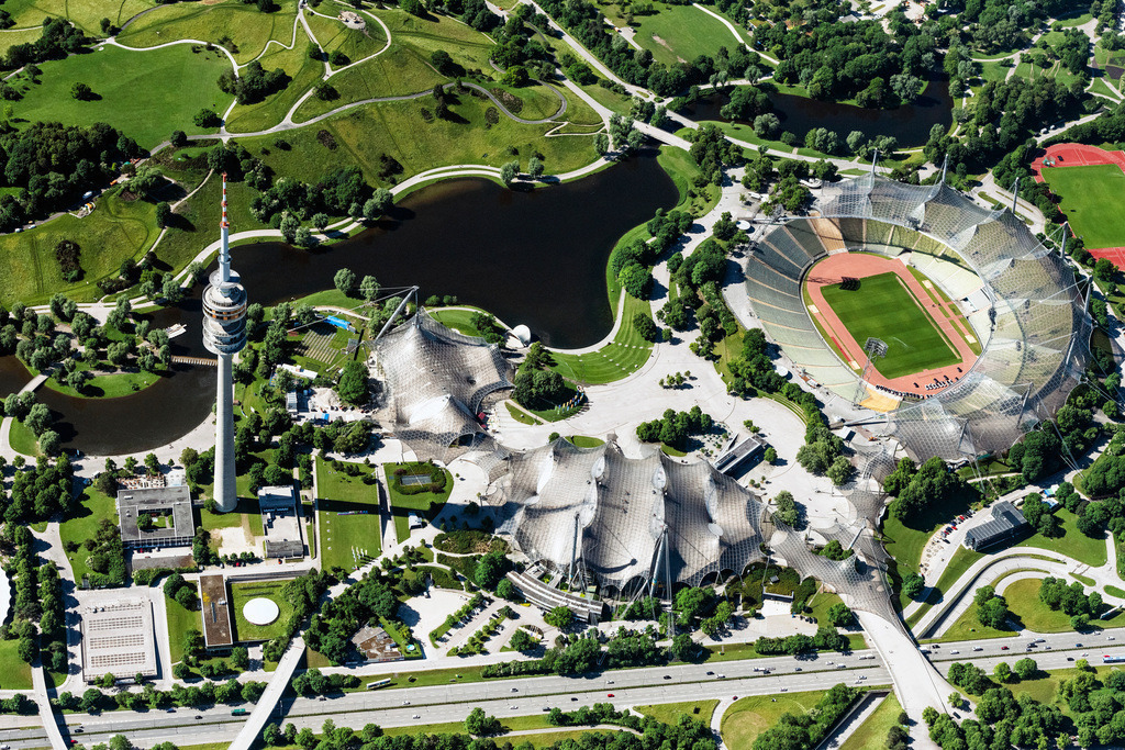 dr__0065199.jpg | MüNCHEN 15.06.2021 Dachkonstruktion Olympiadach des Olympiastadions in München im Bundesland Bayern. Das Olympia-Zeltdach überspannt hier die Olympiahalle im Olympiapark München. Das an Pylonen aufgehängten Seilnetz zählt zu den Wahrzeichen Münchens und steht unter Denkmalschutz. Weiterführende Informationen bei: Olympiapark München GmbH. // Sports facility grounds of the Olypmic stadium in Munich in the state Bavaria, Germany. Further information at: Olympiapark Muenchen GmbH. Foto: Daniel Reiter