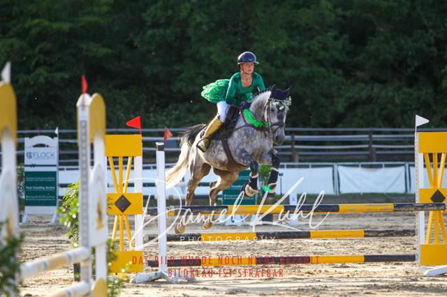 DKP45189 | Turnierfotos kaufen im Webshop von Daniel Kuhl Photography – entdecke professionelle Reitsportfotos aus Turnieren & Events. Hochwertige Turnierbilder online bestellen & sichern. Jetzt Fotos von Reitsportturnieren kaufen!
