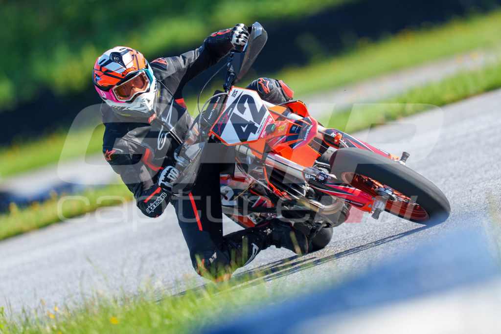 SuperMoto_Staatsmeisterschaft_Greinbach_028 | GRIPcapture steht für authentische Sportfotografie in Österreich – für Momente, die mehr sind als Geschwindigkeit oder Ergebnis. Es geht um Emotion, Spannung, Fokus und den Augenblick, der oft nur einen Wimpernschlag dauert.Ob Motorsport, Teamsport oder 