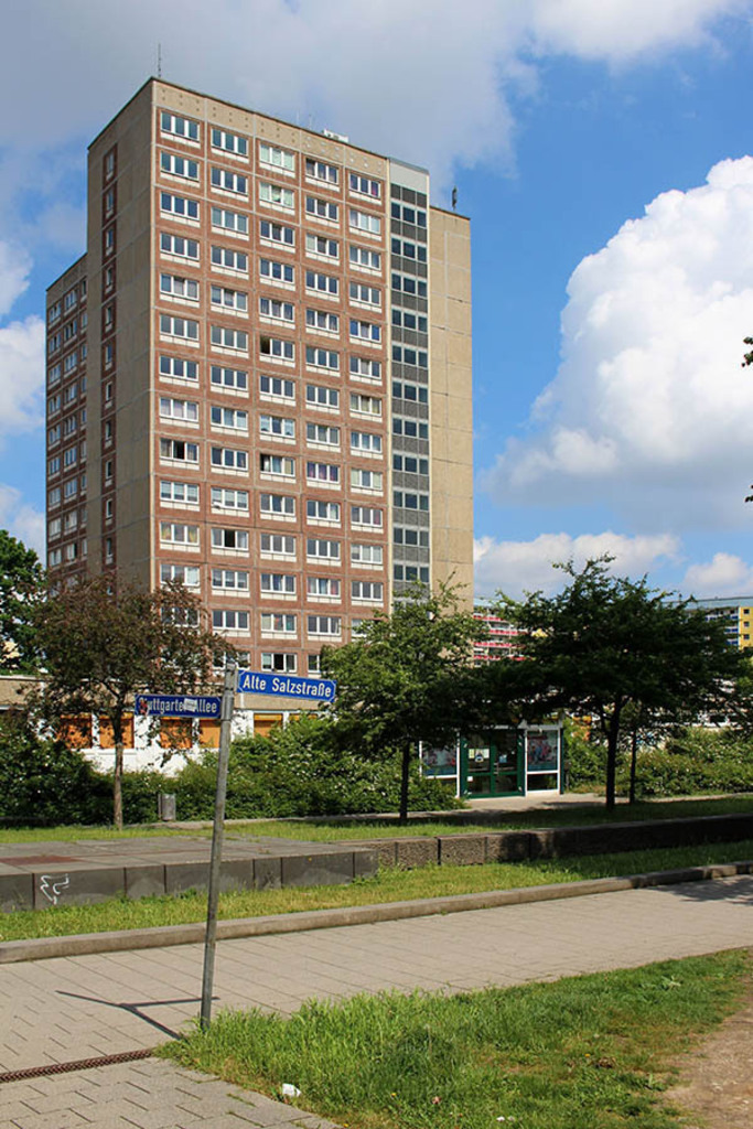 Grünau - Kreuzung Stuttgarter Allee und Alte Salzstraße - Punkthochhaus PH 16 | Entdecke über 20 Kategorien Leipzig-Motive: Foto-Downloads, hochwertige Poster, Leinwand- & Fine-Art-Prints. Jetzt Lieblingsfoto im Bildlexikon Leipzig Shop bestellen!