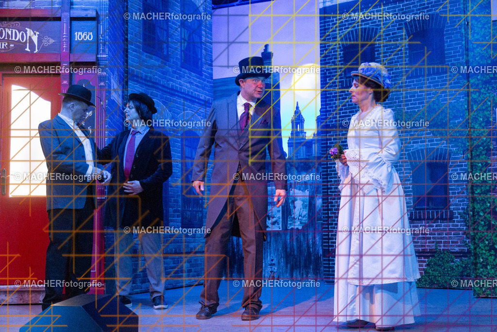 363_MFL-2025 | Portraitbilder von Regisseur; Darsteller; Techniker; Maske; Kostüme; Chor; Musiker; Bilderserie der Generalprobe und der Premierenvorstellung, Szenenbilder; Ausdrucksstudien; Bühnenüberblick; Bühnenkulissen; Pressefotos inkl. Redaktionsfoto Darstellergruppe.