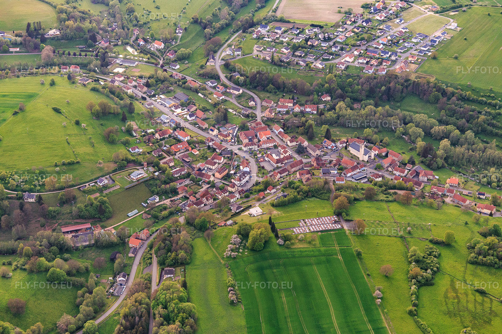 Vue aérienne: Vue de la ville depuis l'est à Volmunster dans le département Moselle, France – .Photo: IMG_140453.jpg prise le 30/04/2024 par Werner Riehm/FLY-FOTO.eu – Résolution de l'original: 5472 x 3648 px