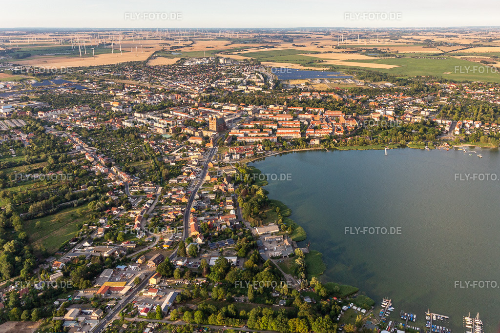 Stadtansicht aus Westen mit B109 und Badestraße am Ufer des Unteruckersee | Luftbild: Stadtansicht aus Westen mit B109 und Badestraße am Ufer des Unteruckersee in Prenzlau im Bundesland Brandenburg in Deutschland. Foto: IMG_116237.jpg vom 17.07.2019 durch Werner Riehm/FLY-FOTO.de - Realisiert mit Pictrs.com