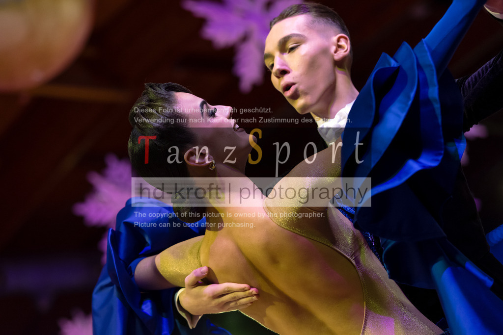 20241215_WDSF_Int_Open_Std-Riga-9553 | Tanzsportbilder, Standardtanz, Lateintanz, WDSF, DTV, LTVB, dancecomp, goc, hessen tanzt, blaues band der spree, walzer, tango, wiener walzer, slowfox, quickstepp, samba, rumba, cha-cha-cha, paso doble. jive, hd-kroft photography, turniertanzsport