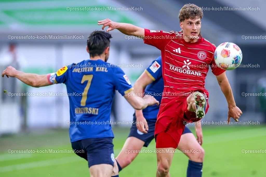 F9510042601061 | 10.04.2026, Fußball, Fortuna Düsseldorf - Holstein Kiel, 2. Fußball Bundesliga, Herren, Merkur Spiel-Arena, 29. Spieltag, Saison 2025 2026: Steven Skrzybski&nbsp; (Holstein Kiel #07) im Zweikampf gegen  Luca Raimund&nbsp;(Fortuna Düsseldorf #07)  DFB regulations prohibit any use of photographs as image sequences and or quasi-video.
