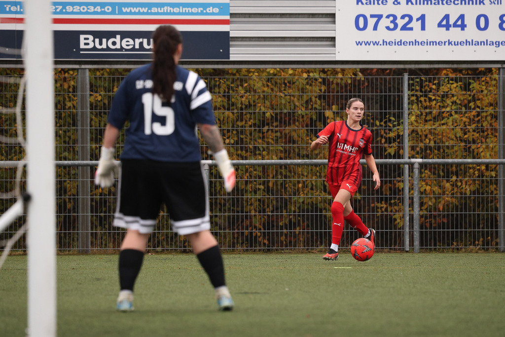 FCHWAS_251102_3413 | 1.FC Heidenheim 1846 II vs. SGM DJK-SV Wasseralfingen/Neuler, Fußball, Frauen, Bezirksliga, 2025/2026, 8. Spieltag, 02.11.2025 in Mergelstetten (Foto: Michael Bulling) - Realisiert mit Pictrs.com