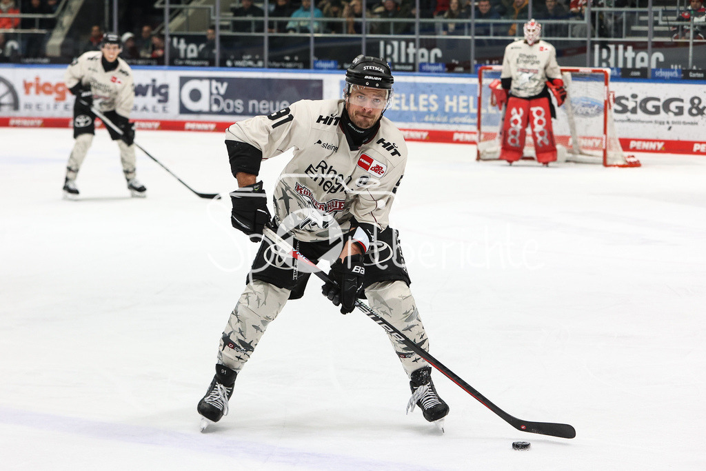 Augsburger Panther - Kölner Haie  | Moritz MUELLER (AEV #91) am PUck / Freisteller / Einzelfoto
