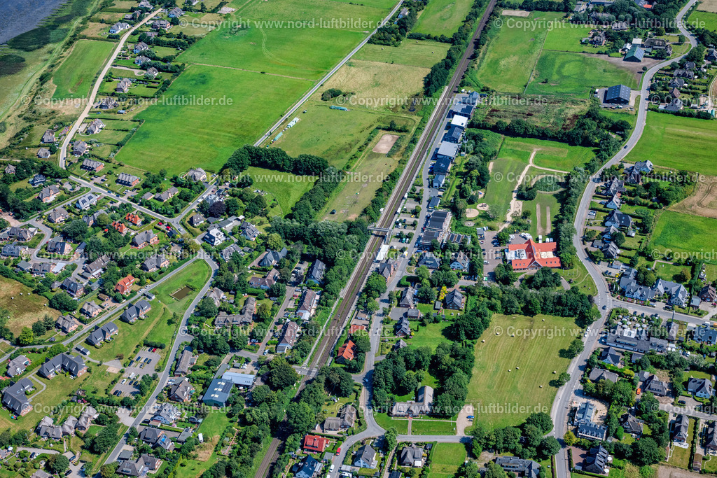 Sylt_Morsum_Bahnhof_ELS_9455130825 | MORSUM 13.08.2025 Gleisverlauf und Bahnhofsgebäude in Morsum auf der Insel Sylt im Bundesland Schleswig-Holstein, Deutschland. // Train station railway building in Morsum on the island of Sylt in the state Schleswig-Holstein, Germany. Foto: Martin Elsen