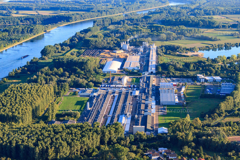 Luftbild: Industriegebiet am Rheinufer mit Rheinspan GmbH & Co. KG, Zimmerei Knaus - Johann Knaus & Viktor Knaus GbR und Express Möbel GmbH & Co. KG in Germersheim im Bundesland Rheinland-Pfalz in Deutschland.Foto: IMG_59680.jpg vom 04.09.2013 durch Werner Riehm/FLY-FOTO.deSpanplatten von Rheinspan: Passgenau und zuverlässigZimmerei Knaus: Ihr Meisterbetrieb mit Ideen, Herz und Knowhow - StartEXPRESS-MOEBEL.DE