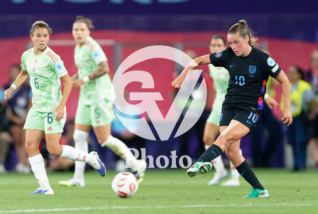 England v Italy - UEFA Women's EURO 2025 Semi-Final | GENEVA, SWITZERLAND - JULY 22:  Ella Toone  passes the ball during the UEFA Women's EURO 2025 Semi-Final match between England and Italy at Stade de Geneve on July 22, 2025 in Geneva, Switzerland. (Photo by Giuseppe Velletri/Sports Press Photo/Getty Images)